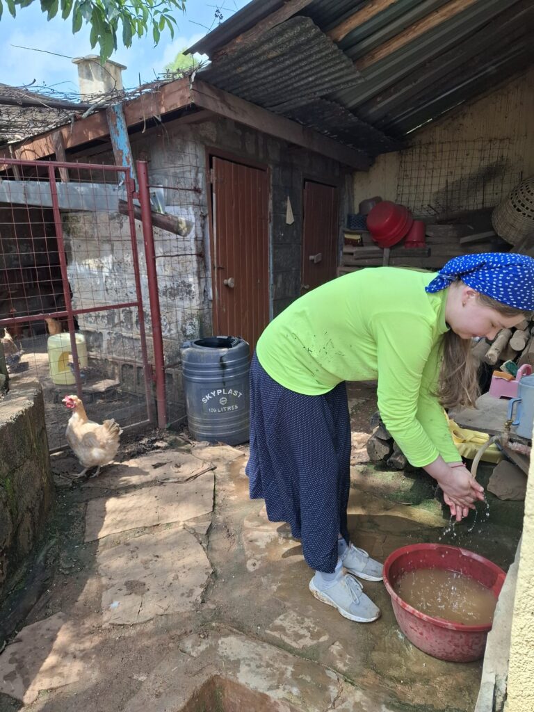 Elina viettää paastonaikaa rakentamalla luostaria