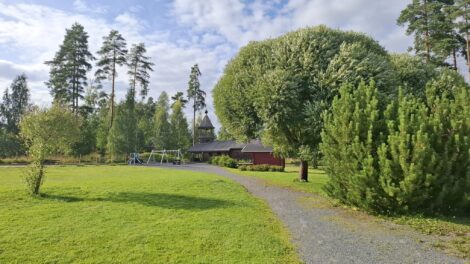 Kesäinen leirikeskuksen kirkko